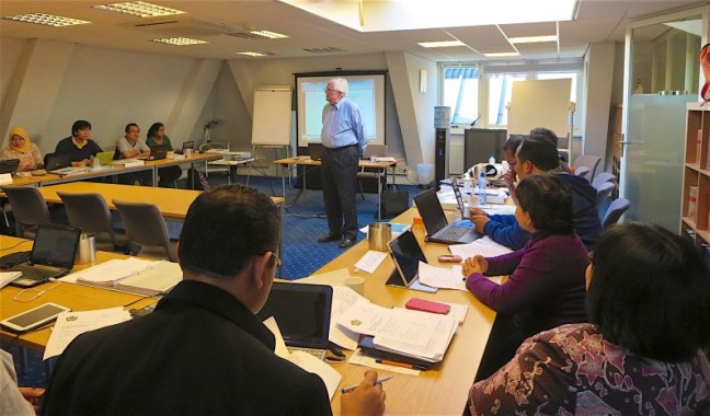 The Hague 2013 Jan Janus giving his lecture to the participants of the Ministry of Finance