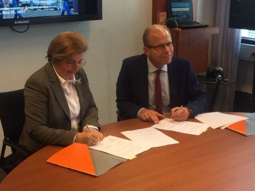 Signing of the MoU by Ms Dolovac and Mr Van der Burg